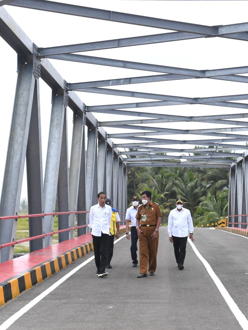 Presiden Joko Widodo meninjau infrastruktur Jalan Nasional Lingkar Nias dan Jembatan Idano Sibolou di Kabupaten Nias Barat, Sumatra Utara, Rabu (6/7/2022). (Foto: Kris - Biro Pers Sekretariat Presiden)