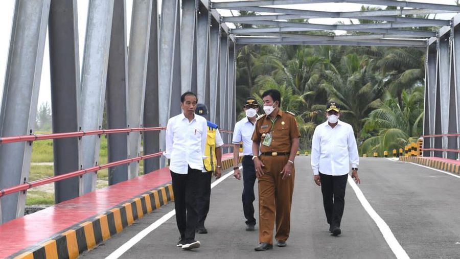 Presiden Joko Widodo meninjau infrastruktur Jalan Nasional Lingkar Nias dan Jembatan Idano Sibolou di Kabupaten Nias Barat, Sumatra Utara, Rabu (6/7/2022). (Foto: Kris - Biro Pers Sekretariat Presiden)