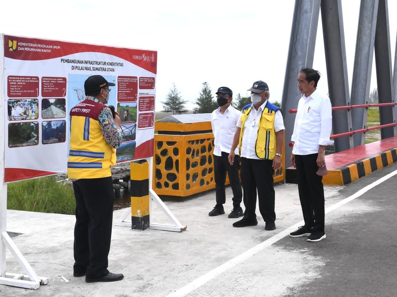 Presiden Joko Widodo meninjau infrastruktur Jalan Nasional Lingkar Nias dan Jembatan Idano Sibolou di Kabupaten Nias Barat, Sumatra Utara, Rabu (6/7/2022). (Foto: Kris - Biro Pers Sekretariat Presiden)
