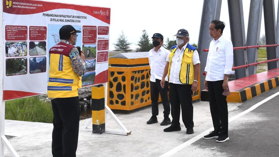 Presiden Joko Widodo meninjau infrastruktur Jalan Nasional Lingkar Nias dan Jembatan Idano Sibolou di Kabupaten Nias Barat, Sumatra Utara, Rabu (6/7/2022). (Foto: Kris - Biro Pers Sekretariat Presiden)