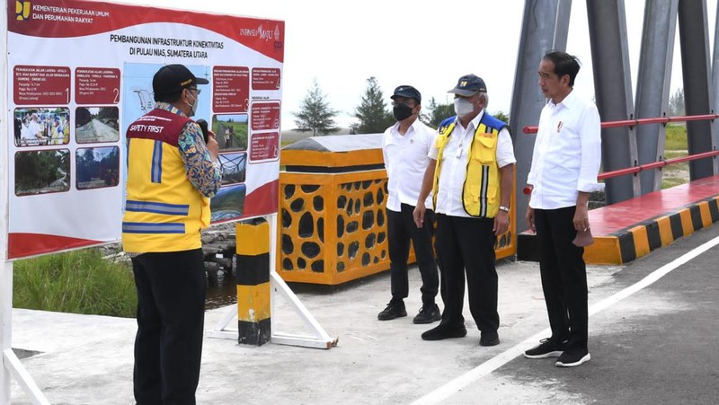 Presiden Joko Widodo meninjau infrastruktur Jalan Nasional Lingkar Nias dan Jembatan Idano Sibolou di Kabupaten Nias Barat, Sumatra Utara, Rabu (6/7/2022). (Foto: Kris - Biro Pers Sekretariat Presiden)