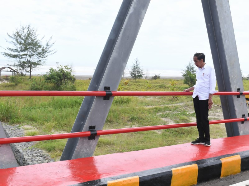 Presiden Joko Widodo meninjau infrastruktur Jalan Nasional Lingkar Nias dan Jembatan Idano Sibolou di Kabupaten Nias Barat, Sumatra Utara, Rabu (6/7/2022). (Foto: Kris - Biro Pers Sekretariat Presiden)