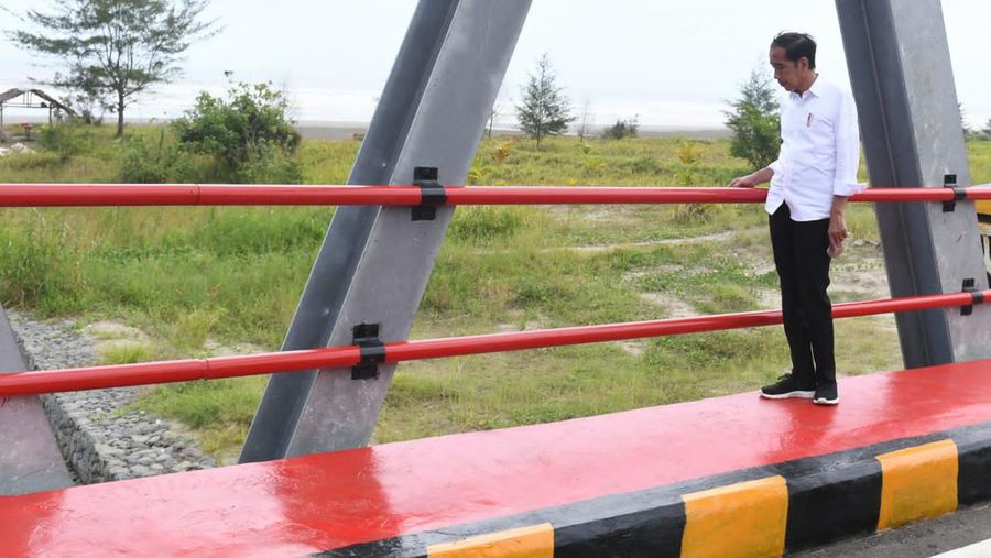 Presiden Joko Widodo meninjau infrastruktur Jalan Nasional Lingkar Nias dan Jembatan Idano Sibolou di Kabupaten Nias Barat, Sumatra Utara, Rabu (6/7/2022). (Foto: Kris - Biro Pers Sekretariat Presiden)