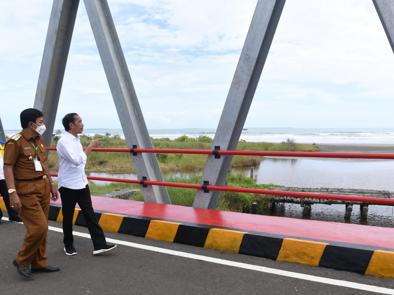 Presiden Joko Widodo meninjau infrastruktur Jalan Nasional Lingkar Nias dan Jembatan Idano Sibolou di Kabupaten Nias Barat, Sumatra Utara, Rabu (6/7/2022). (Foto: Kris - Biro Pers Sekretariat Presiden)