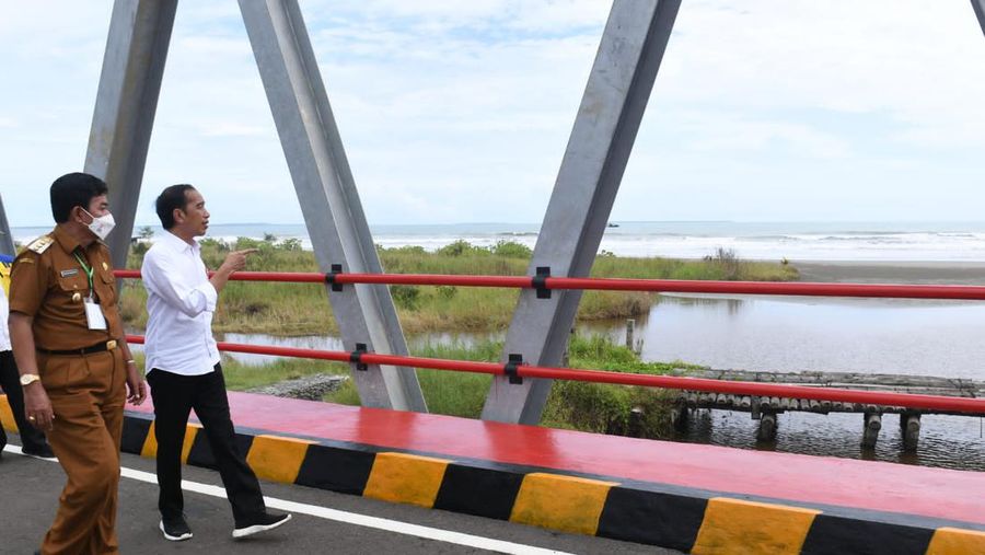 Presiden Joko Widodo meninjau infrastruktur Jalan Nasional Lingkar Nias dan Jembatan Idano Sibolou di Kabupaten Nias Barat, Sumatra Utara, Rabu (6/7/2022). (Foto: Kris - Biro Pers Sekretariat Presiden)