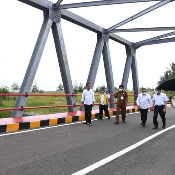 Jokowi Tinjau Jalan Lingkar 'Raksasa' di Pulau Nias