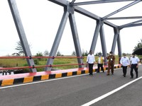 Jokowi Tinjau Jalan Lingkar 'Raksasa' di Pulau Nias
