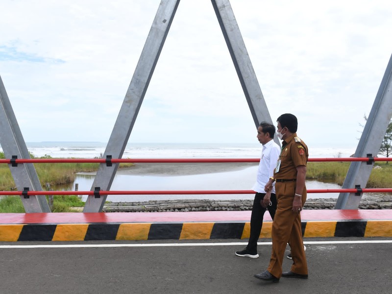 Presiden Joko Widodo meninjau infrastruktur Jalan Nasional Lingkar Nias dan Jembatan Idano Sibolou di Kabupaten Nias Barat, Sumatra Utara, Rabu (6/7/2022). (Foto: Kris - Biro Pers Sekretariat Presiden)