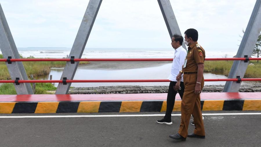 Presiden Joko Widodo meninjau infrastruktur Jalan Nasional Lingkar Nias dan Jembatan Idano Sibolou di Kabupaten Nias Barat, Sumatra Utara, Rabu (6/7/2022). (Foto: Kris - Biro Pers Sekretariat Presiden)