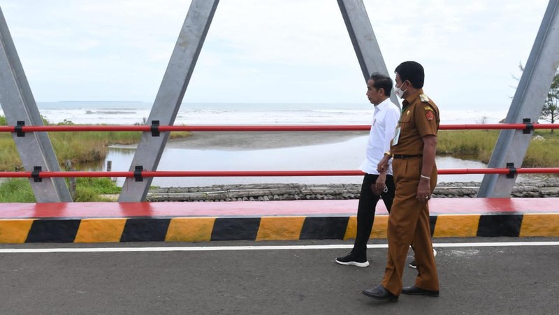 Presiden Joko Widodo meninjau infrastruktur Jalan Nasional Lingkar Nias dan Jembatan Idano Sibolou di Kabupaten Nias Barat, Sumatra Utara, Rabu (6/7/2022). (Foto: Kris - Biro Pers Sekretariat Presiden)