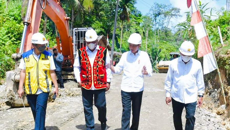 Presiden Joko Widodo meninjau proyek peningkatan struktur jalan Laehuwa-Ombolata-Tumula-Faekhuna’a di Kabupaten Nias Utara, Provinsi Sumatra Utara, pada Rabu, 6 Juli 2022. (Foto: Kris - Biro Pers Sekretariat Presiden)