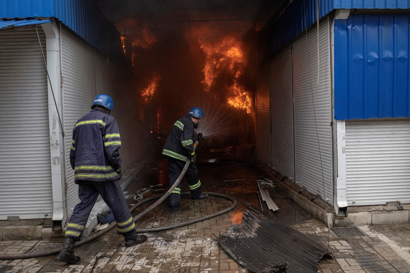 Foto udara menunjukkan asap mengepul dari pasar akibat pemboman yang dilancarkan oleh Rusia di Ukraina berlanjut di Sloviansk, wilayah Donetsk, Ukraina, Selasa (5/7/2022). Otoritas Ukraina mengungkapkan sebanyak 2 orang tewas dan 7 warga lainnya terluka akibat serangan itu. (Photo by MIGUEL MEDINA/AFP via Getty Images)