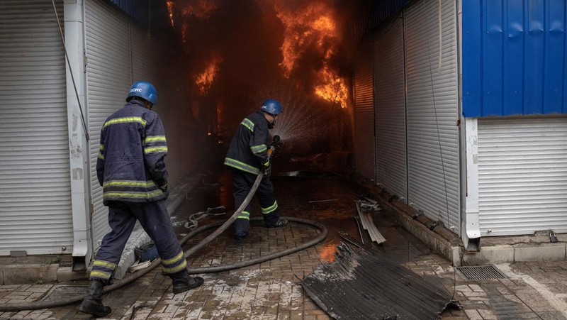 Foto udara menunjukkan asap mengepul dari pasar akibat pemboman yang dilancarkan oleh Rusia di Ukraina berlanjut di Sloviansk, wilayah Donetsk, Ukraina, Selasa (5/7/2022). Otoritas Ukraina mengungkapkan sebanyak 2 orang tewas dan 7 warga lainnya terluka akibat serangan itu. (Photo by MIGUEL MEDINA/AFP via Getty Images)