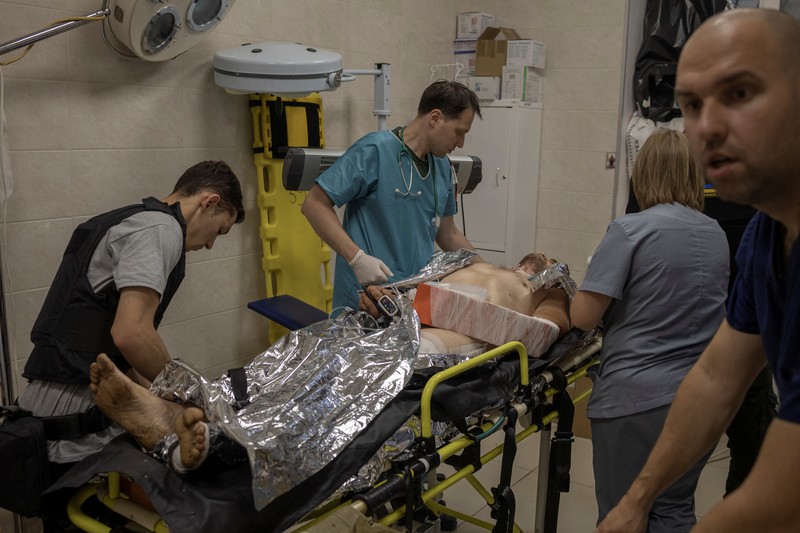 Foto udara menunjukkan asap mengepul dari pasar akibat pemboman yang dilancarkan oleh Rusia di Ukraina berlanjut di Sloviansk, wilayah Donetsk, Ukraina, Selasa (5/7/2022). Otoritas Ukraina mengungkapkan sebanyak 2 orang tewas dan 7 warga lainnya terluka akibat serangan itu. (Photo by MIGUEL MEDINA/AFP via Getty Images)