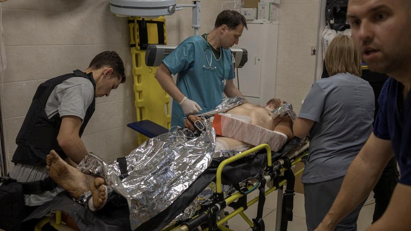 Foto udara menunjukkan asap mengepul dari pasar akibat pemboman yang dilancarkan oleh Rusia di Ukraina berlanjut di Sloviansk, wilayah Donetsk, Ukraina, Selasa (5/7/2022). Otoritas Ukraina mengungkapkan sebanyak 2 orang tewas dan 7 warga lainnya terluka akibat serangan itu. (Photo by MIGUEL MEDINA/AFP via Getty Images)