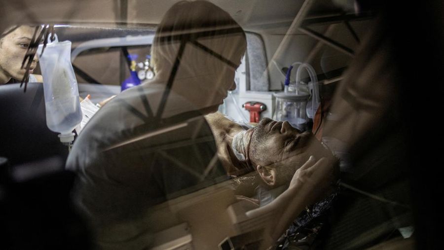 Foto udara menunjukkan asap mengepul dari pasar akibat pemboman yang dilancarkan oleh Rusia di Ukraina berlanjut di Sloviansk, wilayah Donetsk, Ukraina, Selasa (5/7/2022). Otoritas Ukraina mengungkapkan sebanyak 2 orang tewas dan 7 warga lainnya terluka akibat serangan itu. (Photo by MIGUEL MEDINA/AFP via Getty Images)