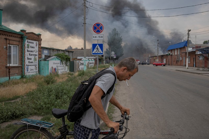 Foto udara menunjukkan asap mengepul dari pasar akibat pemboman yang dilancarkan oleh Rusia di Ukraina berlanjut di Sloviansk, wilayah Donetsk, Ukraina, Selasa (5/7/2022). Otoritas Ukraina mengungkapkan sebanyak 2 orang tewas dan 7 warga lainnya terluka akibat serangan itu. (Photo by MIGUEL MEDINA/AFP via Getty Images)