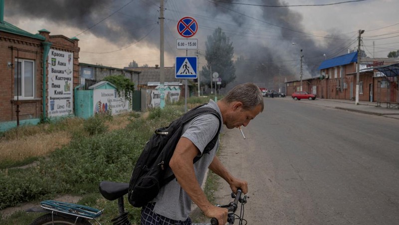 Foto udara menunjukkan asap mengepul dari pasar akibat pemboman yang dilancarkan oleh Rusia di Ukraina berlanjut di Sloviansk, wilayah Donetsk, Ukraina, Selasa (5/7/2022). Otoritas Ukraina mengungkapkan sebanyak 2 orang tewas dan 7 warga lainnya terluka akibat serangan itu. (Photo by MIGUEL MEDINA/AFP via Getty Images)