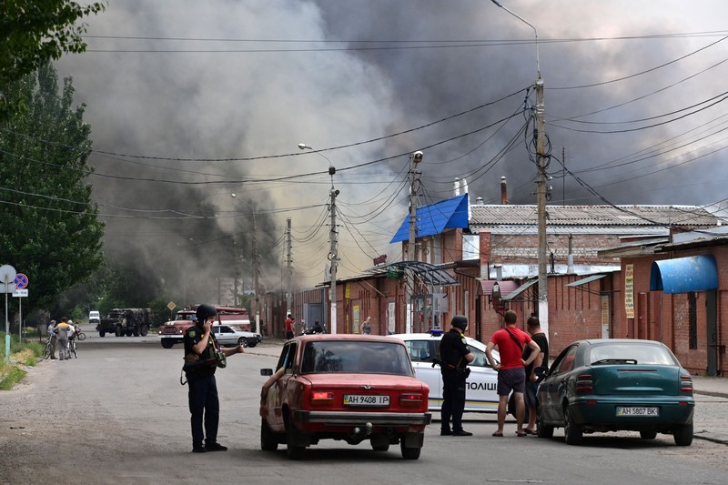 Foto udara menunjukkan asap mengepul dari pasar akibat pemboman yang dilancarkan oleh Rusia di Ukraina berlanjut di Sloviansk, wilayah Donetsk, Ukraina, Selasa (5/7/2022). Otoritas Ukraina mengungkapkan sebanyak 2 orang tewas dan 7 warga lainnya terluka akibat serangan itu. (Photo by MIGUEL MEDINA/AFP via Getty Images)