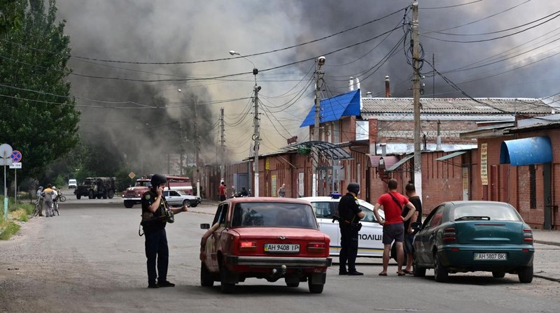 Foto udara menunjukkan asap mengepul dari pasar akibat pemboman yang dilancarkan oleh Rusia di Ukraina berlanjut di Sloviansk, wilayah Donetsk, Ukraina, Selasa (5/7/2022). Otoritas Ukraina mengungkapkan sebanyak 2 orang tewas dan 7 warga lainnya terluka akibat serangan itu. (Photo by MIGUEL MEDINA/AFP via Getty Images)