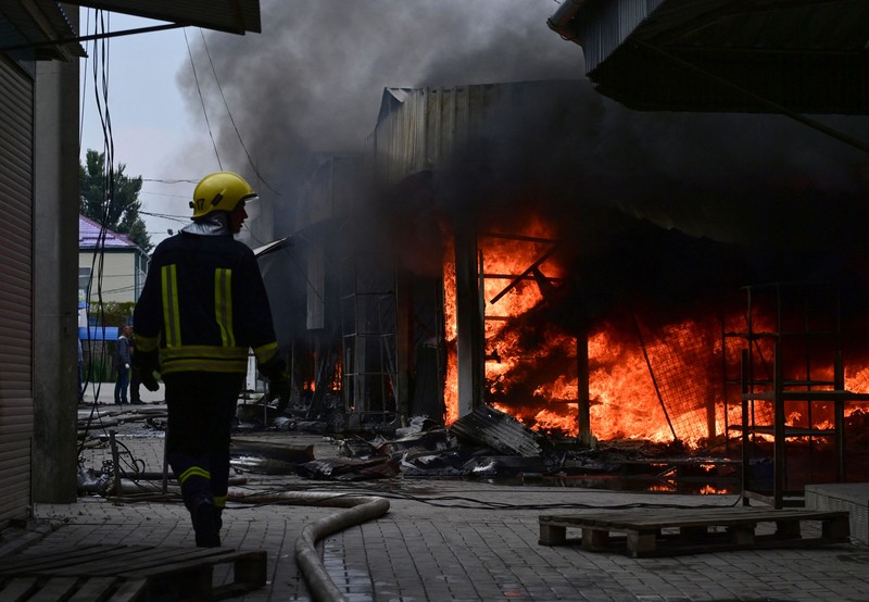 Foto udara menunjukkan asap mengepul dari pasar akibat pemboman yang dilancarkan oleh Rusia di Ukraina berlanjut di Sloviansk, wilayah Donetsk, Ukraina, Selasa (5/7/2022). Otoritas Ukraina mengungkapkan sebanyak 2 orang tewas dan 7 warga lainnya terluka akibat serangan itu. (Photo by MIGUEL MEDINA/AFP via Getty Images)