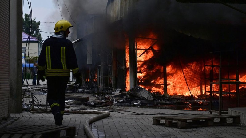 Foto udara menunjukkan asap mengepul dari pasar akibat pemboman yang dilancarkan oleh Rusia di Ukraina berlanjut di Sloviansk, wilayah Donetsk, Ukraina, Selasa (5/7/2022). Otoritas Ukraina mengungkapkan sebanyak 2 orang tewas dan 7 warga lainnya terluka akibat serangan itu. (Photo by MIGUEL MEDINA/AFP via Getty Images)