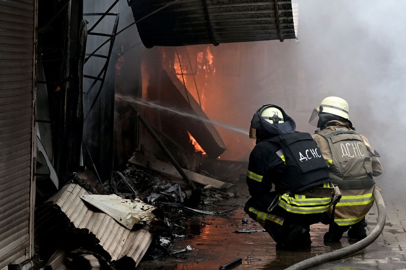 Foto udara menunjukkan asap mengepul dari pasar akibat pemboman yang dilancarkan oleh Rusia di Ukraina berlanjut di Sloviansk, wilayah Donetsk, Ukraina, Selasa (5/7/2022). Otoritas Ukraina mengungkapkan sebanyak 2 orang tewas dan 7 warga lainnya terluka akibat serangan itu. (Photo by MIGUEL MEDINA/AFP via Getty Images)