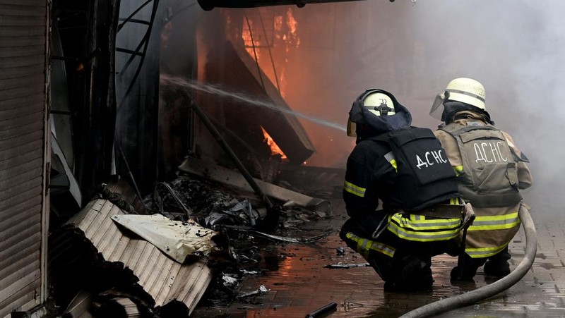 Foto udara menunjukkan asap mengepul dari pasar akibat pemboman yang dilancarkan oleh Rusia di Ukraina berlanjut di Sloviansk, wilayah Donetsk, Ukraina, Selasa (5/7/2022). Otoritas Ukraina mengungkapkan sebanyak 2 orang tewas dan 7 warga lainnya terluka akibat serangan itu. (Photo by MIGUEL MEDINA/AFP via Getty Images)