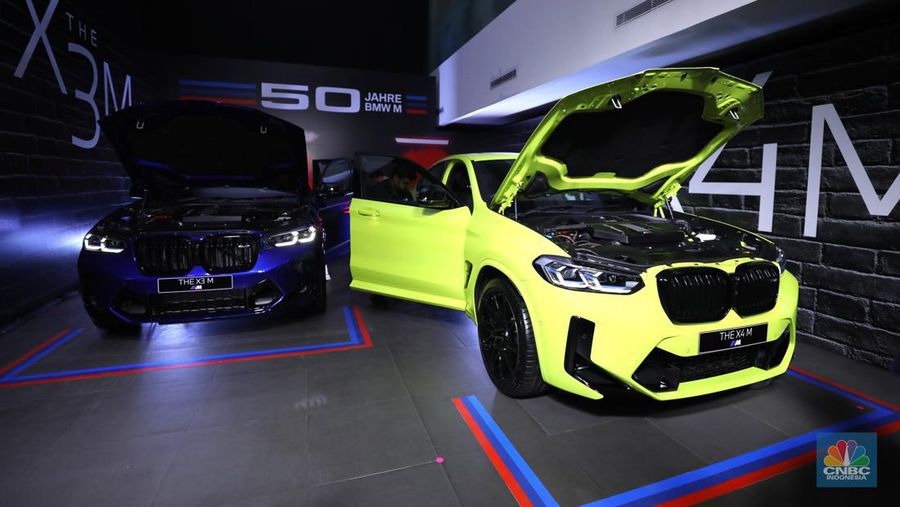 Model berpose dengan latar belakang New BMW X3 M dan BMW X4 M di Jakarta, Kamis (7/7/2022). BMW Indonesia dan BMW Eurokars hadirkan penyegaran model untuk kendaraan performa tinggi di segmen Sports Activity Vehicle (SAV) dan Sports Activity Coupé (SAC) ukuran menengah New BMW X3 M dan BMW X4 M. (CNBC Indonesia/ Tri Susilo)
