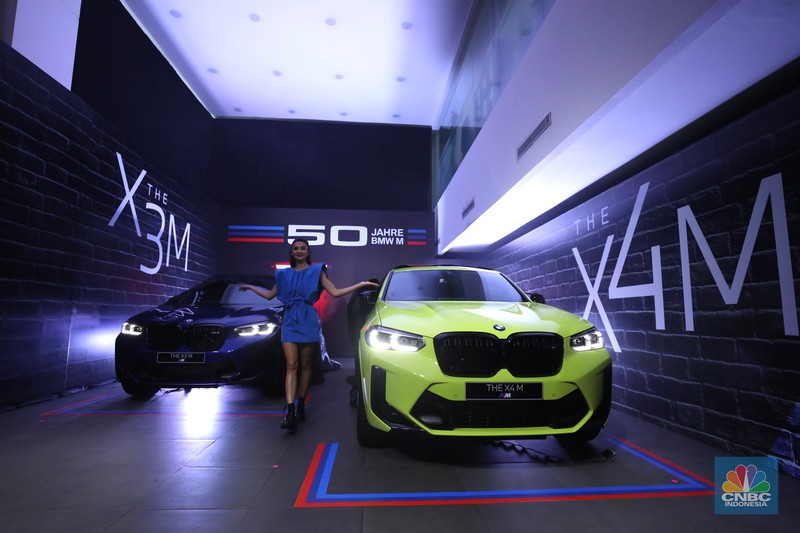 BMW X3 M dan BMW X4 M Model berpose dengan latar belakang New BMW X3 M dan BMW X4 M di Jakarta, Kamis (7/7/2022). BMW Indonesia dan BMW Eurokars hadirkan penyegaran model untuk kendaraan performa tinggi di segmen Sports Activity Vehicle (SAV) dan Sports Activity Coupé (SAC) ukuran menengah New BMW X3 M dan BMW X4 M. (CNBC Indonesia/ Tri Susilo)