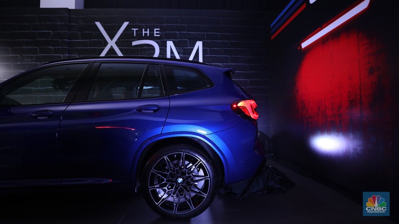 BMW X3 M dan BMW X4 M Model berpose dengan latar belakang New BMW X3 M dan BMW X4 M di Jakarta, Kamis (7/7/2022). BMW Indonesia dan BMW Eurokars hadirkan penyegaran model untuk kendaraan performa tinggi di segmen Sports Activity Vehicle (SAV) dan Sports Activity Coupé (SAC) ukuran menengah New BMW X3 M dan BMW X4 M. (CNBC Indonesia/ Tri Susilo)