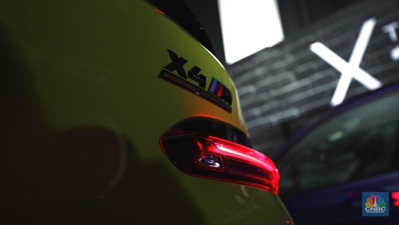 Model berpose dengan latar belakang New BMW X3 M dan BMW X4 M di Jakarta, Kamis (7/7/2022). BMW Indonesia dan BMW Eurokars hadirkan penyegaran model untuk kendaraan performa tinggi di segmen Sports Activity Vehicle (SAV) dan Sports Activity Coupé (SAC) ukuran menengah New BMW X3 M dan BMW X4 M. (CNBC Indonesia/ Tri Susilo)