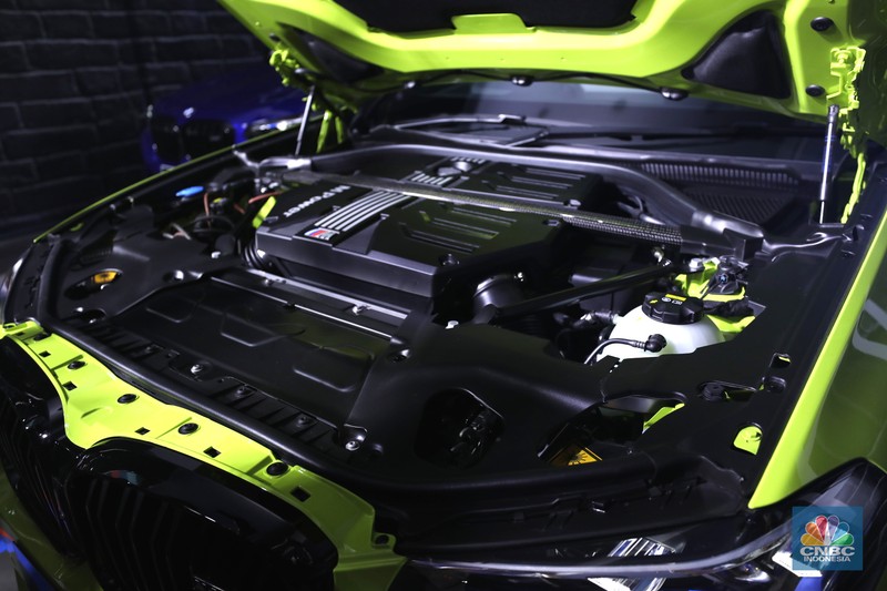 Model berpose dengan latar belakang New BMW X3 M dan BMW X4 M di Jakarta, Kamis (7/7/2022). BMW Indonesia dan BMW Eurokars hadirkan penyegaran model untuk kendaraan performa tinggi di segmen Sports Activity Vehicle (SAV) dan Sports Activity Coupé (SAC) ukuran menengah New BMW X3 M dan BMW X4 M. (CNBC Indonesia/ Tri Susilo)