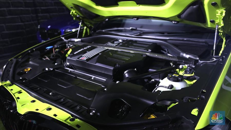 Model berpose dengan latar belakang New BMW X3 M dan BMW X4 M di Jakarta, Kamis (7/7/2022). BMW Indonesia dan BMW Eurokars hadirkan penyegaran model untuk kendaraan performa tinggi di segmen Sports Activity Vehicle (SAV) dan Sports Activity Coupé (SAC) ukuran menengah New BMW X3 M dan BMW X4 M. (CNBC Indonesia/ Tri Susilo)