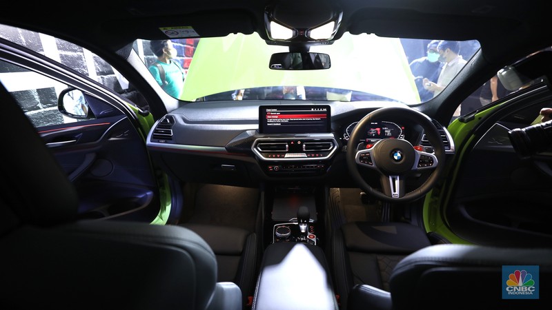BMW X3 M dan BMW X4 M Model berpose dengan latar belakang New BMW X3 M dan BMW X4 M di Jakarta, Kamis (7/7/2022). BMW Indonesia dan BMW Eurokars hadirkan penyegaran model untuk kendaraan performa tinggi di segmen Sports Activity Vehicle (SAV) dan Sports Activity Coupé (SAC) ukuran menengah New BMW X3 M dan BMW X4 M. (CNBC Indonesia/ Tri Susilo)