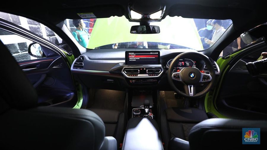 Model berpose dengan latar belakang New BMW X3 M dan BMW X4 M di Jakarta, Kamis (7/7/2022). BMW Indonesia dan BMW Eurokars hadirkan penyegaran model untuk kendaraan performa tinggi di segmen Sports Activity Vehicle (SAV) dan Sports Activity Coupé (SAC) ukuran menengah New BMW X3 M dan BMW X4 M. (CNBC Indonesia/ Tri Susilo)