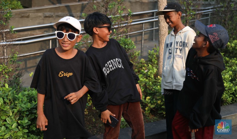 Citayam Fashion Week Sejumlah anak muda berjalan di kawasan Taman Sudirman, Jakarta, Kamis (7/7/2022). Tempat ini viral karena jadi ajang adu fashion anak muda yang berasal dari kawasan pinggir wilayah Jakarta seperti Citayam, Bekasi hingga Bojong Gede.(CNBC Indonesia/ Muhammad Sabki)Sejumlah anak muda berjalan di kawasan Taman Sudirman, Jakarta, Kamis (7/7/2022). Tempat ini viral karena jadi ajang adu fashion anak muda yang berasal dari kawasan pinggir wilayah Jakarta seperti Citayam, Bekasi hingga Bojong Gede.(CNBC Indonesia/ Muhammad Sabki)