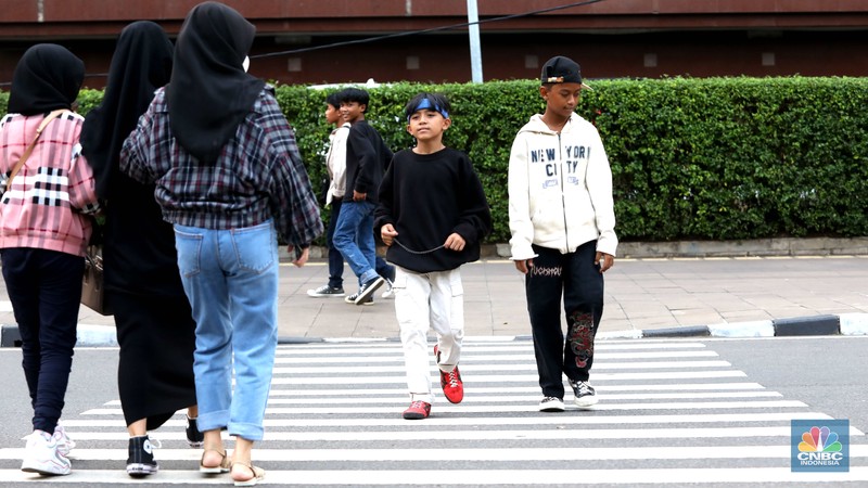 Citayam Fashion Week Sejumlah anak muda berjalan di kawasan Taman Sudirman, Jakarta, Kamis (7/7/2022). Tempat ini viral karena jadi ajang adu fashion anak muda yang berasal dari kawasan pinggir wilayah Jakarta seperti Citayam, Bekasi hingga Bojong Gede.(CNBC Indonesia/ Muhammad Sabki)Sejumlah anak muda berjalan di kawasan Taman Sudirman, Jakarta, Kamis (7/7/2022). Tempat ini viral karena jadi ajang adu fashion anak muda yang berasal dari kawasan pinggir wilayah Jakarta seperti Citayam, Bekasi hingga Bojong Gede.(CNBC Indonesia/ Muhammad Sabki)
