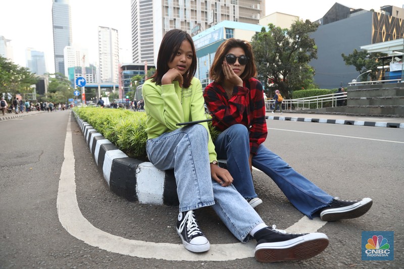 Citayam Fashion Week Sejumlah anak muda berjalan di kawasan Taman Sudirman, Jakarta, Kamis (7/7/2022). Tempat ini viral karena jadi ajang adu fashion anak muda yang berasal dari kawasan pinggir wilayah Jakarta seperti Citayam, Bekasi hingga Bojong Gede.(CNBC Indonesia/ Muhammad Sabki)Sejumlah anak muda berjalan di kawasan Taman Sudirman, Jakarta, Kamis (7/7/2022). Tempat ini viral karena jadi ajang adu fashion anak muda yang berasal dari kawasan pinggir wilayah Jakarta seperti Citayam, Bekasi hingga Bojong Gede.(CNBC Indonesia/ Muhammad Sabki)
