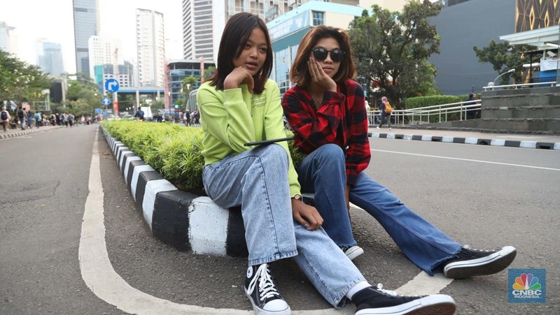 Sejumlah anak muda berjalan di kawasan Taman Sudirman, Jakarta, Kamis (7/7/2022). Tempat ini viral karena jadi ajang adu fashion anak muda yang berasal dari kawasan pinggir wilayah Jakarta seperti Citayam, Bekasi hingga Bojong Gede.(CNBC Indonesia/ Muhammad Sabki)Sejumlah anak muda berjalan di kawasan Taman Sudirman, Jakarta, Kamis (7/7/2022). Tempat ini viral karena jadi ajang adu fashion anak muda yang berasal dari kawasan pinggir wilayah Jakarta seperti Citayam, Bekasi hingga Bojong Gede.(CNBC Indonesia/ Muhammad Sabki)