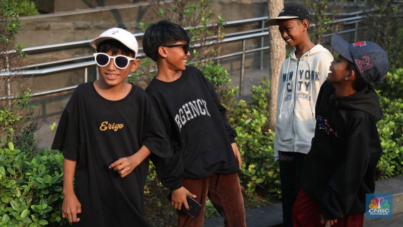 Sejumlah anak muda berjalan di kawasan Taman Sudirman, Jakarta, Kamis (7/7/2022). Tempat ini viral karena jadi ajang adu fashion anak muda yang berasal dari kawasan pinggir wilayah Jakarta seperti Citayam, Bekasi hingga Bojong Gede.(CNBC Indonesia/ Muhammad Sabki)Sejumlah anak muda berjalan di kawasan Taman Sudirman, Jakarta, Kamis (7/7/2022). Tempat ini viral karena jadi ajang adu fashion anak muda yang berasal dari kawasan pinggir wilayah Jakarta seperti Citayam, Bekasi hingga Bojong Gede.(CNBC Indonesia/ Muhammad Sabki)