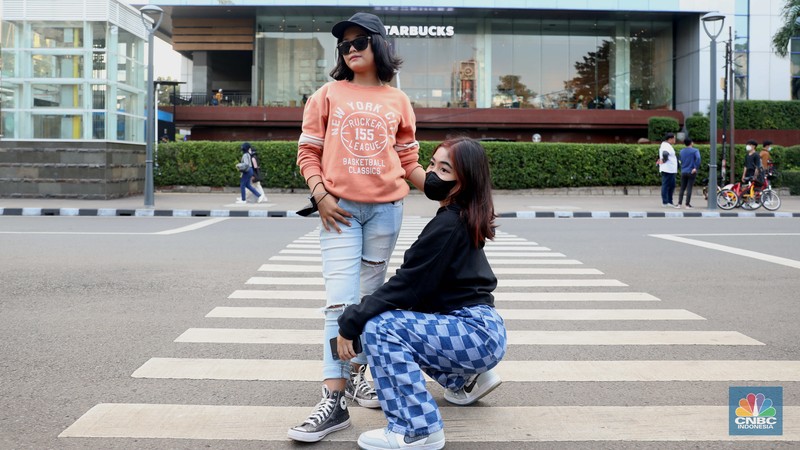 Citayam Fashion Week Sejumlah anak muda berjalan di kawasan Taman Sudirman, Jakarta, Kamis (7/7/2022). Tempat ini viral karena jadi ajang adu fashion anak muda yang berasal dari kawasan pinggir wilayah Jakarta seperti Citayam, Bekasi hingga Bojong Gede.(CNBC Indonesia/ Muhammad Sabki)Sejumlah anak muda berjalan di kawasan Taman Sudirman, Jakarta, Kamis (7/7/2022). Tempat ini viral karena jadi ajang adu fashion anak muda yang berasal dari kawasan pinggir wilayah Jakarta seperti Citayam, Bekasi hingga Bojong Gede.(CNBC Indonesia/ Muhammad Sabki)