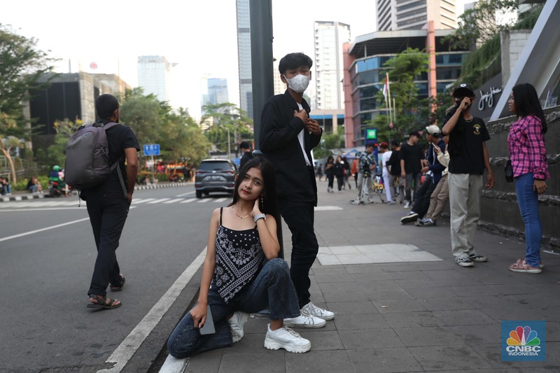 Sejumlah anak muda berjalan di kawasan Taman Sudirman, Jakarta, Kamis (7/7/2022). Tempat ini viral karena jadi ajang adu fashion anak muda yang berasal dari kawasan pinggir wilayah Jakarta seperti Citayam, Bekasi hingga Bojong Gede.(CNBC Indonesia/ Muhammad Sabki)Sejumlah anak muda berjalan di kawasan Taman Sudirman, Jakarta, Kamis (7/7/2022). Tempat ini viral karena jadi ajang adu fashion anak muda yang berasal dari kawasan pinggir wilayah Jakarta seperti Citayam, Bekasi hingga Bojong Gede.(CNBC Indonesia/ Muhammad Sabki)