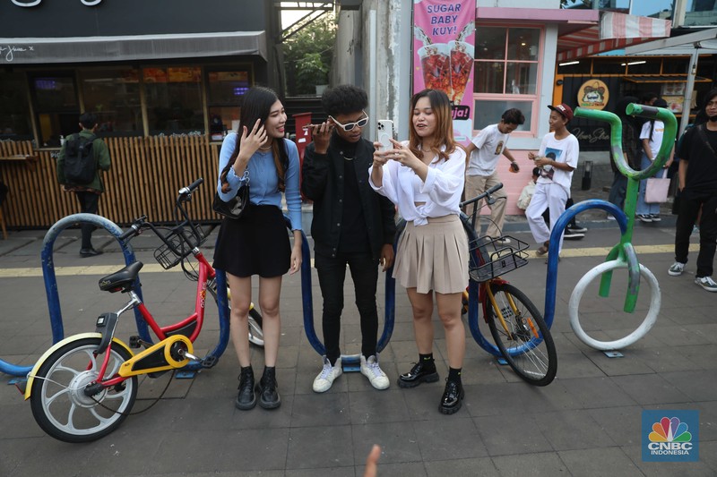 Citayam Fashion Week Sejumlah anak muda berjalan di kawasan Taman Sudirman, Jakarta, Kamis (7/7/2022). Tempat ini viral karena jadi ajang adu fashion anak muda yang berasal dari kawasan pinggir wilayah Jakarta seperti Citayam, Bekasi hingga Bojong Gede.(CNBC Indonesia/ Muhammad Sabki)Sejumlah anak muda berjalan di kawasan Taman Sudirman, Jakarta, Kamis (7/7/2022). Tempat ini viral karena jadi ajang adu fashion anak muda yang berasal dari kawasan pinggir wilayah Jakarta seperti Citayam, Bekasi hingga Bojong Gede.(CNBC Indonesia/ Muhammad Sabki)