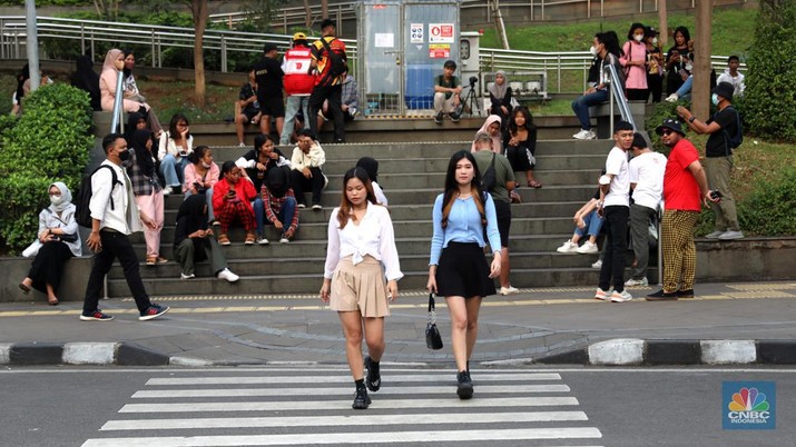 Sejumlah anak muda berjalan di kawasan Taman Sudirman, Jakarta, Kamis (7/7/2022). Tempat ini viral karena jadi ajang adu fashion anak muda yang berasal dari kawasan pinggir wilayah Jakarta seperti Citayam, Bekasi hingga Bojong Gede. (CNBC Indonesia/ Muhammad Sabki)