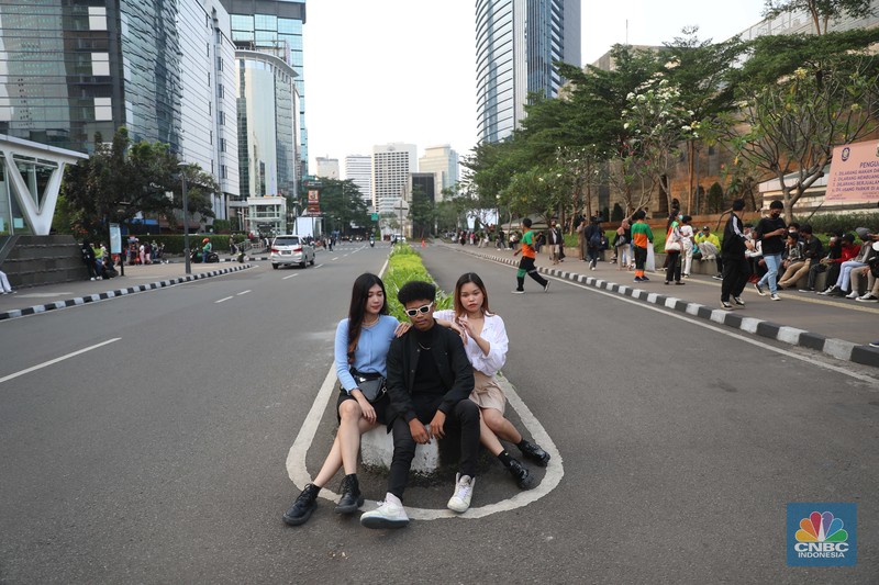 Citayam Fashion Week Sejumlah anak muda berjalan di kawasan Taman Sudirman, Jakarta, Kamis (7/7/2022). Tempat ini viral karena jadi ajang adu fashion anak muda yang berasal dari kawasan pinggir wilayah Jakarta seperti Citayam, Bekasi hingga Bojong Gede.(CNBC Indonesia/ Muhammad Sabki)Sejumlah anak muda berjalan di kawasan Taman Sudirman, Jakarta, Kamis (7/7/2022). Tempat ini viral karena jadi ajang adu fashion anak muda yang berasal dari kawasan pinggir wilayah Jakarta seperti Citayam, Bekasi hingga Bojong Gede.(CNBC Indonesia/ Muhammad Sabki)