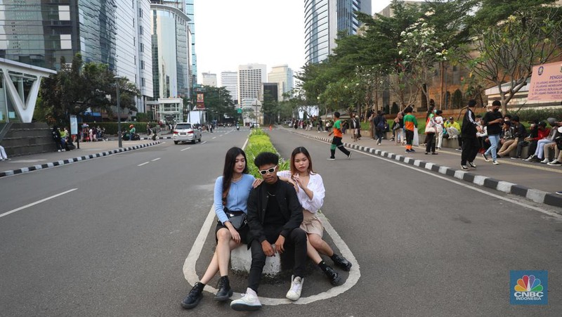 Sejumlah anak muda berjalan di kawasan Taman Sudirman, Jakarta, Kamis (7/7/2022). Tempat ini viral karena jadi ajang adu fashion anak muda yang berasal dari kawasan pinggir wilayah Jakarta seperti Citayam, Bekasi hingga Bojong Gede.(CNBC Indonesia/ Muhammad Sabki)Sejumlah anak muda berjalan di kawasan Taman Sudirman, Jakarta, Kamis (7/7/2022). Tempat ini viral karena jadi ajang adu fashion anak muda yang berasal dari kawasan pinggir wilayah Jakarta seperti Citayam, Bekasi hingga Bojong Gede.(CNBC Indonesia/ Muhammad Sabki)