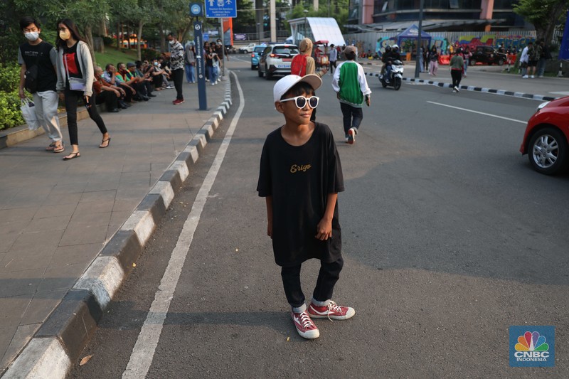 Citayam Fashion Week Sejumlah anak muda berjalan di kawasan Taman Sudirman, Jakarta, Kamis (7/7/2022). Tempat ini viral karena jadi ajang adu fashion anak muda yang berasal dari kawasan pinggir wilayah Jakarta seperti Citayam, Bekasi hingga Bojong Gede.(CNBC Indonesia/ Muhammad Sabki)Sejumlah anak muda berjalan di kawasan Taman Sudirman, Jakarta, Kamis (7/7/2022). Tempat ini viral karena jadi ajang adu fashion anak muda yang berasal dari kawasan pinggir wilayah Jakarta seperti Citayam, Bekasi hingga Bojong Gede.(CNBC Indonesia/ Muhammad Sabki)