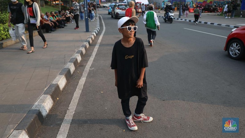 Sejumlah anak muda berjalan di kawasan Taman Sudirman, Jakarta, Kamis (7/7/2022). Tempat ini viral karena jadi ajang adu fashion anak muda yang berasal dari kawasan pinggir wilayah Jakarta seperti Citayam, Bekasi hingga Bojong Gede.(CNBC Indonesia/ Muhammad Sabki)Sejumlah anak muda berjalan di kawasan Taman Sudirman, Jakarta, Kamis (7/7/2022). Tempat ini viral karena jadi ajang adu fashion anak muda yang berasal dari kawasan pinggir wilayah Jakarta seperti Citayam, Bekasi hingga Bojong Gede.(CNBC Indonesia/ Muhammad Sabki)