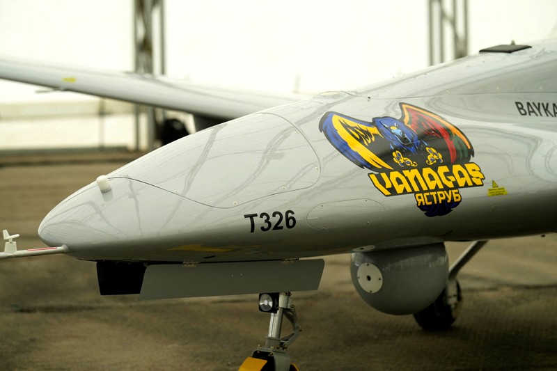 Drone tempur Turki Bayraktar TB2, Ukraina dan Lituania Sebuah drone tempur Bayraktar TB2 Turki terlihat selama presentasi di Pangkalan Angkatan Udara Lithuania di Siauliai, Lituania, Rabu (6/7/2022). Lithuania memamerkan drone militer buatan Turki yang rencananya akan dikirim ke Ukraina untuk membantu negara yang dilanda perang melawan invasi Rusia. Orang-orang di negara anggota NATO mengumpulkan 5,9 juta euro untuk drone Bayraktar TB2 selama tiga hari bulan lalu, sebelum produsen Turki Baykar mengumumkan akan menyumbangkan drone secara gratis. (Photo by PETRAS MALUKAS/AFP via Getty Images)
